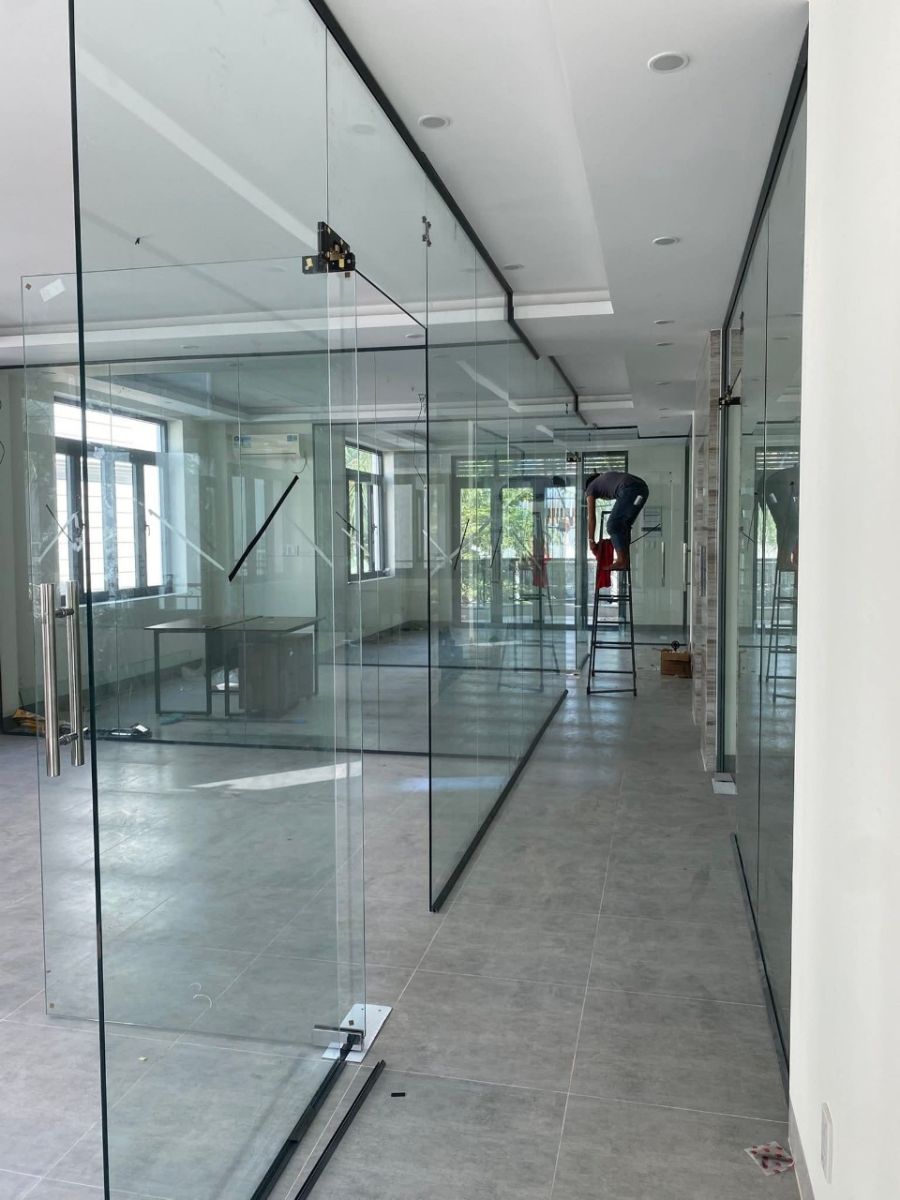 vách kính cường lực