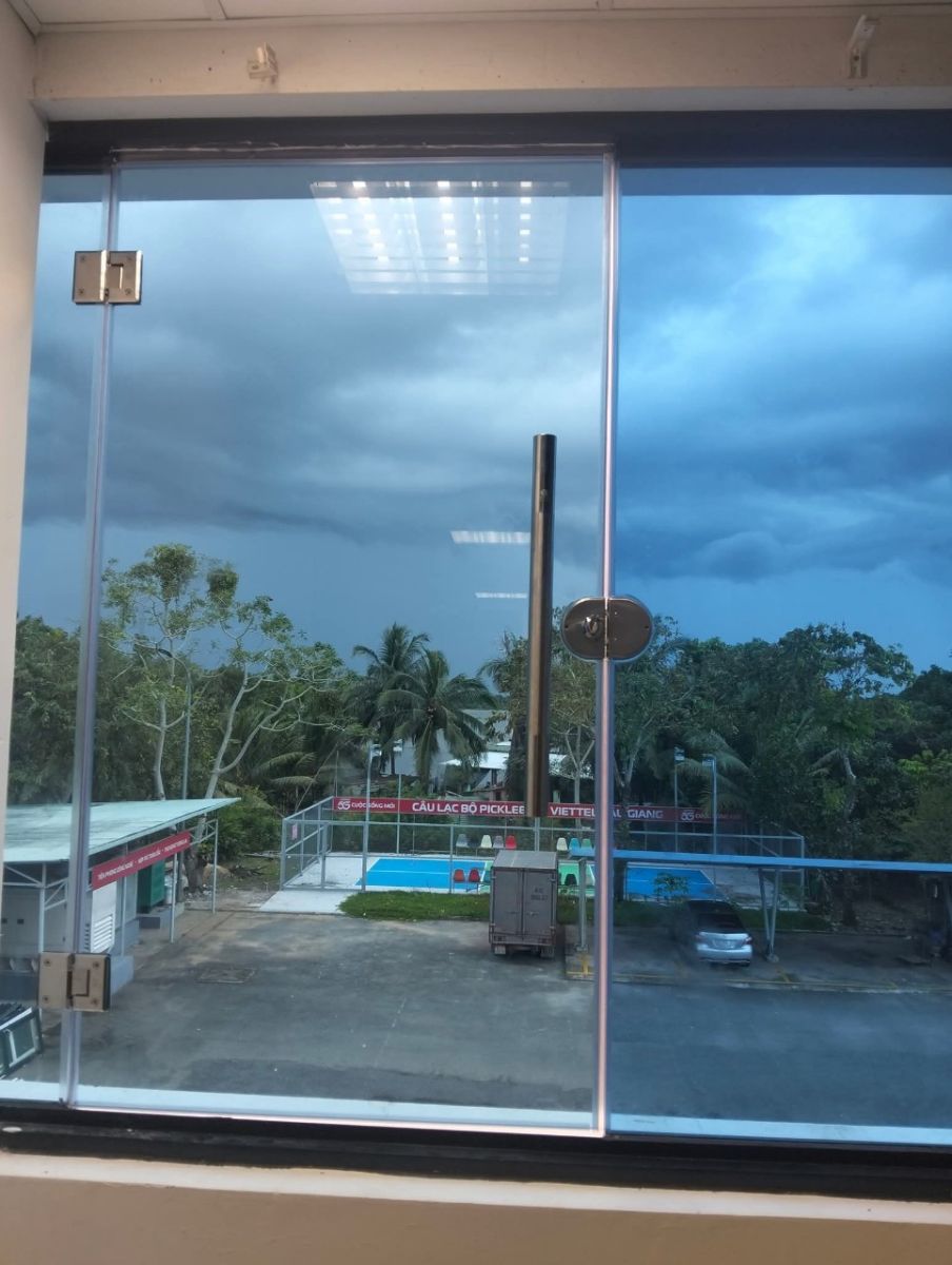 thi công cửa kính cường lực