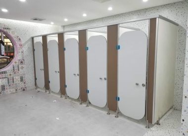 BÁO GIÁ THI CÔNG CUNG CẤP VÁCH NGĂN VỆ SINH UY TÍN , CHẤT LƯỢNG ,CHUYÊN NGHIỆP GIÁ RẺ.