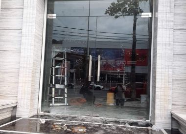 SỬA CỬA KÍNH BẢN LỀ SÀN , THI CÔNG VÀ LẮP ĐẶT KÍNH 10 LY BẢN LỀ SÀN , VÁCH KÍNH CƯỜNG LỰC GIÁ RẺ