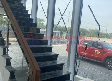 Cửa bản lề sàn ,Vách kính cường lực khung nhôm xingfa mới nhất giá tốt năm 2023.