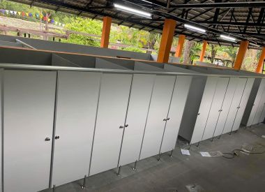 Vách ngăn nhà vệ sinh compact HPL khu công nghiệp  Lộc An - Bình Sơn Đồng Nai.